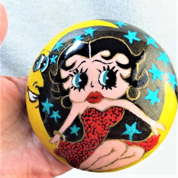 Betty Boop Sitting on Crescent Moon Hand Painted - Picture 4 of 5